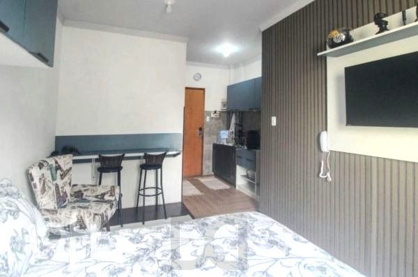 Apartamento JK na Cidade Baixa reformado andar alto — foto 7