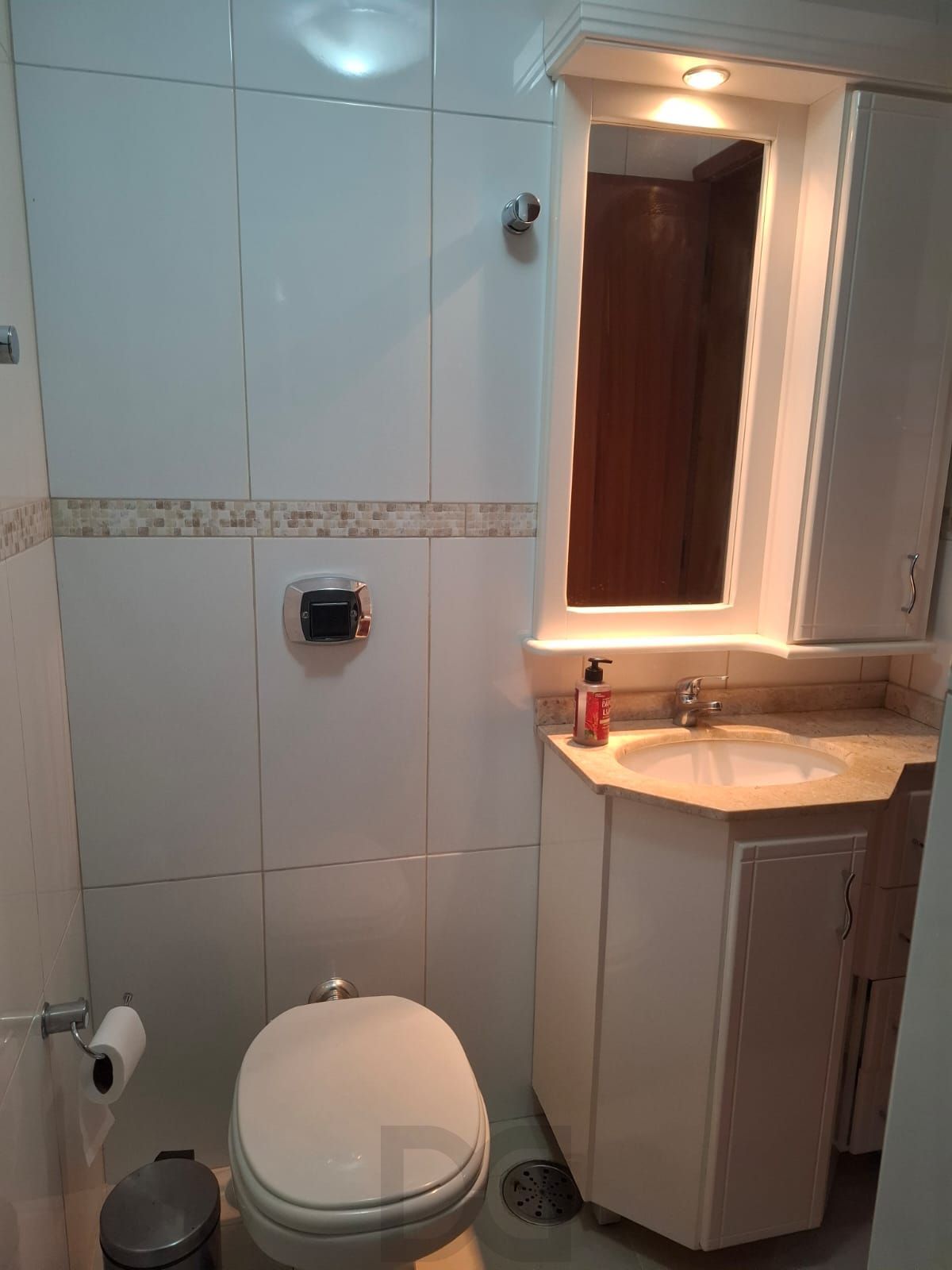 Apartamento para venda, composto por 2 dormitórios sendo 1 suíte, living com sacada integrada e 1 vaga de garagem coberta. — foto 8