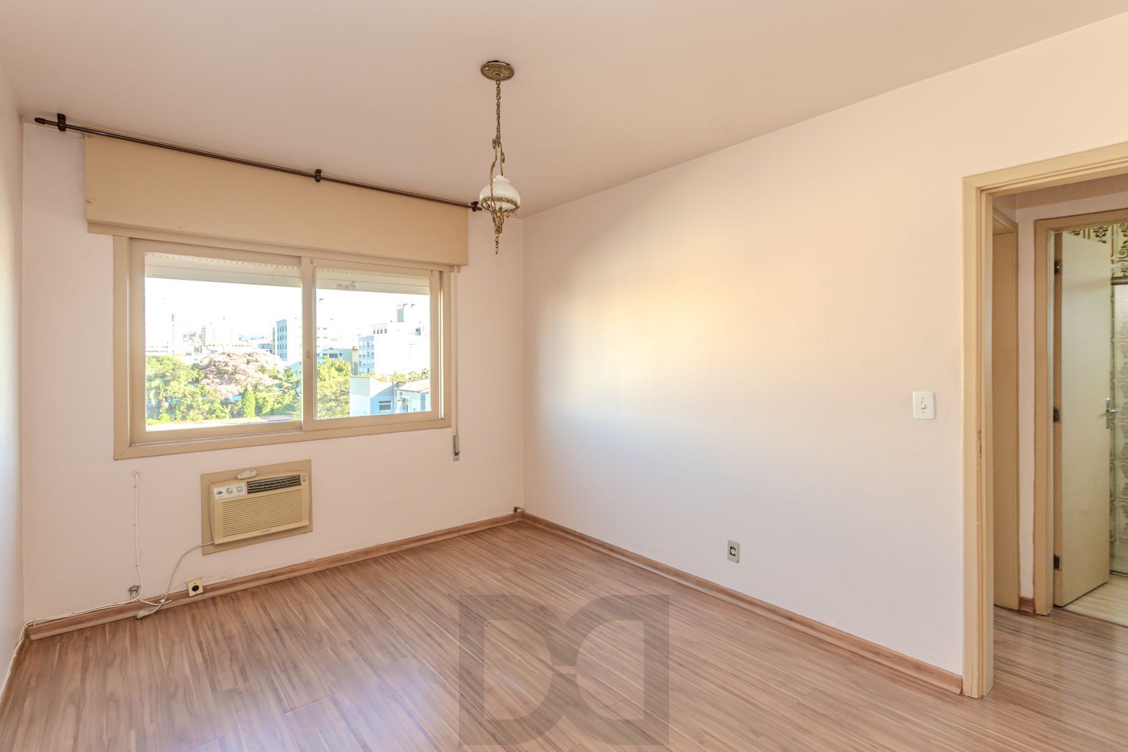 Apartamento de 2 dormitórios com dependência e vaga no bairro Santana DESOCUPADO — foto 7