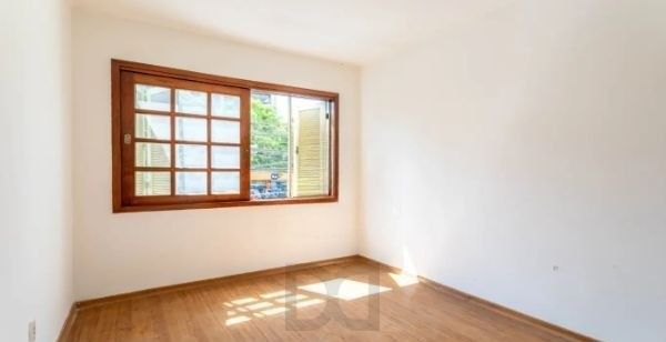 Apartamento no Petrópolis de 3 dormitórios e 2 vagas DESOCUPADO — foto 2
