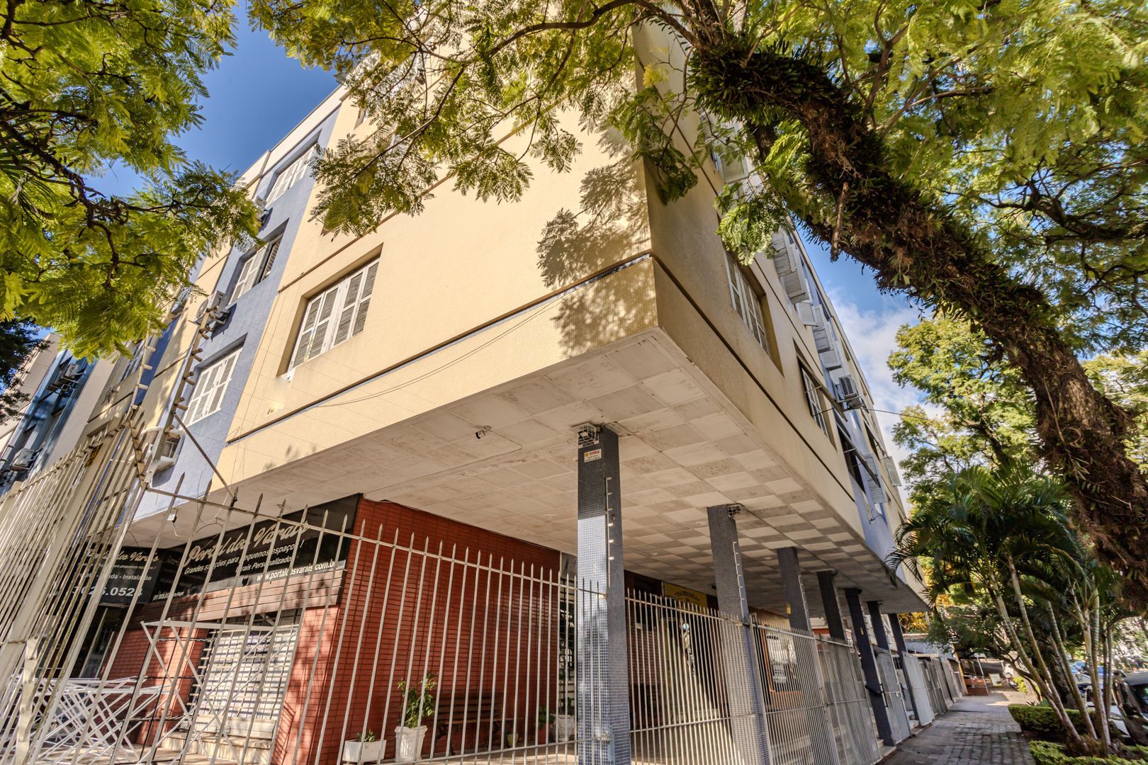 amplo apto 03 dor. de frente,  piso em parquet, , peças amplas , localizado junto a AV. CRISTOVÃO COLOMBO no Moinhos de Vento — foto 23
