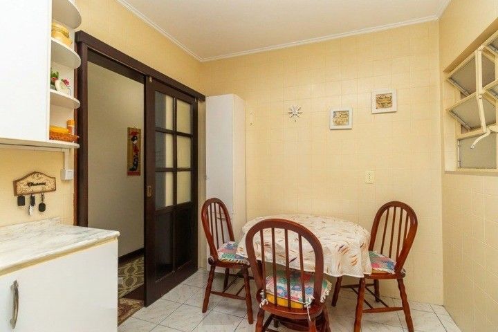 Formidável apartamento com 3 dormitórios (2 deles são suíte), peças amplas e bem iluminadas, banheiro auxiliar e cozinha com área de serviço separada. Dispõe de uma vaga de garagem coberta. Edifício com elevador e sistema de segurança por câmeras. — foto 10