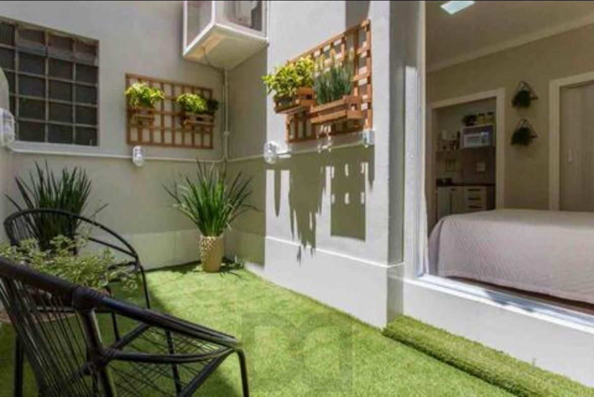 Apartamento Térreo com pátio na Cidade Baixa de 1 dormitório MOBILIADO — foto 1