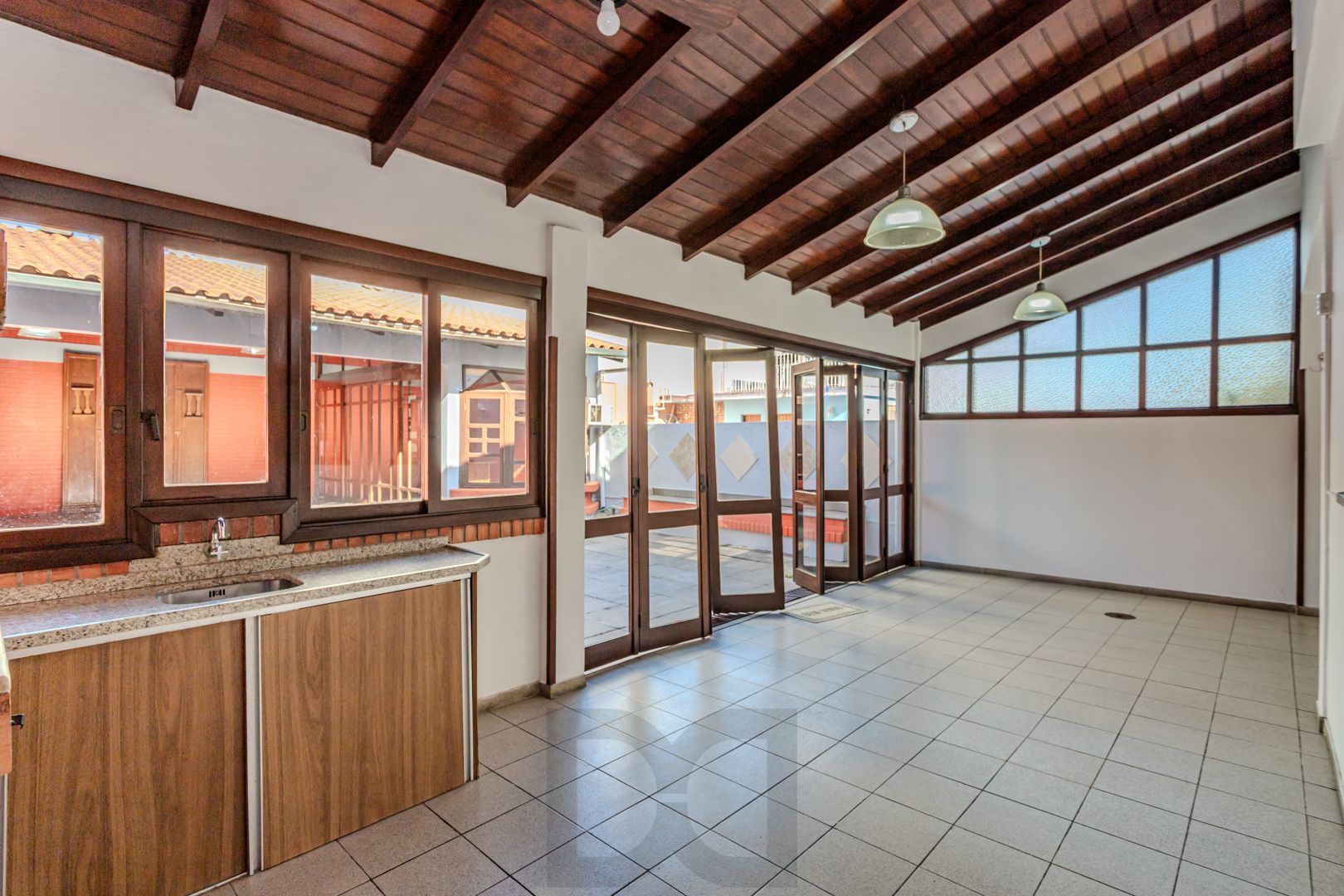 Casa no Partenon com 4 dormitórios e 4 vagas DESOCUPADA — foto 17