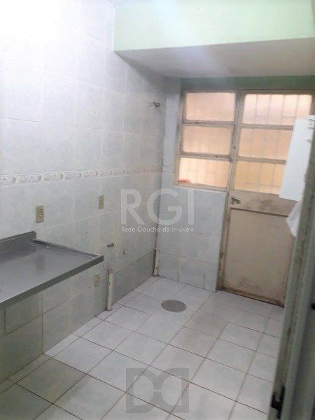 Apartamento térreo no Menino Deus de 1 dormitório com pátio DESOCUPADO — foto 12