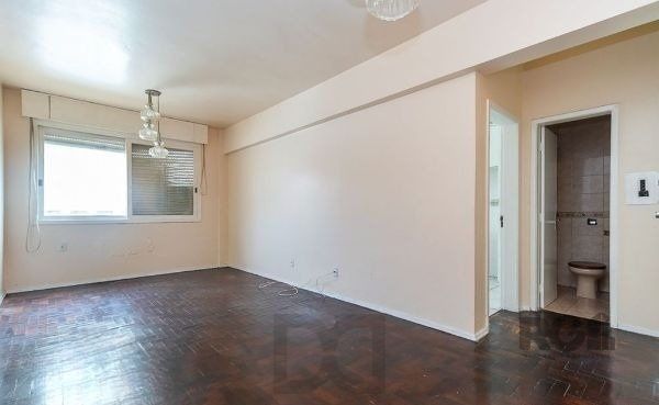Apartamento no bairro Auxiliadora de 2 dormitórios dependência e vaga DESOCUPADO — foto 4