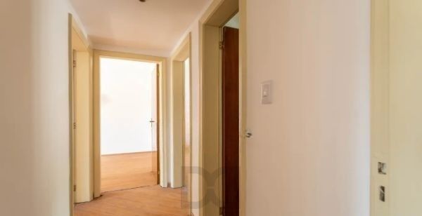 Apartamento no Petrópolis de 3 dormitórios e 2 vagas DESOCUPADO — foto 7