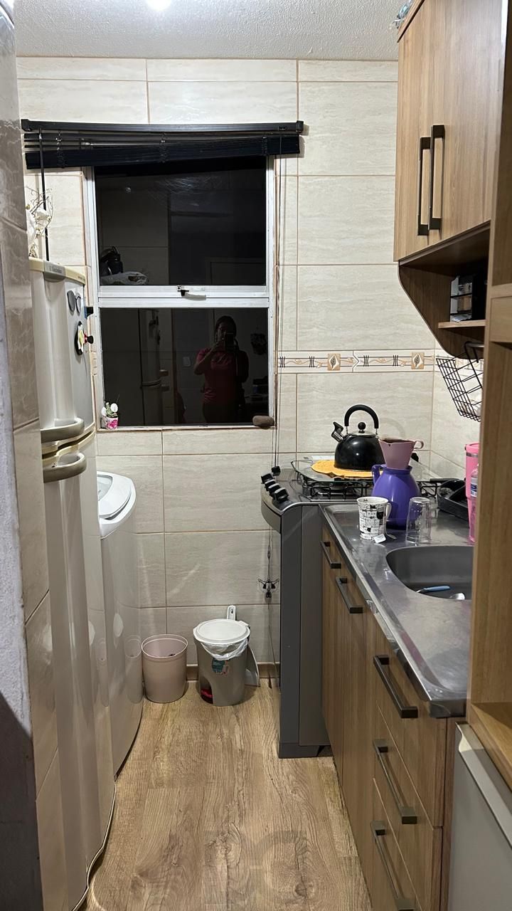 Apartamento semi mobiliado à venda em Porto Alegre, bem localizado, a duas quadras da FAPA, situado no 2° andar. O imóvel possui 2 quartos e 1 banheiro e 1 vaga de garagem. — foto 8