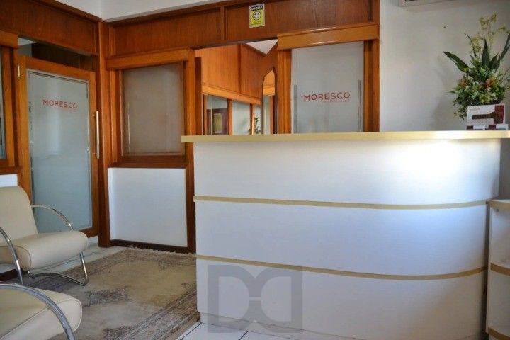 Casa Comercial e Residencial com 518m² (4 quartos / 5 banheiros / 3 vagas garagem) no Bairro Partenon localizada à meia quadra da Av. Bento Gonçalves. — foto 36