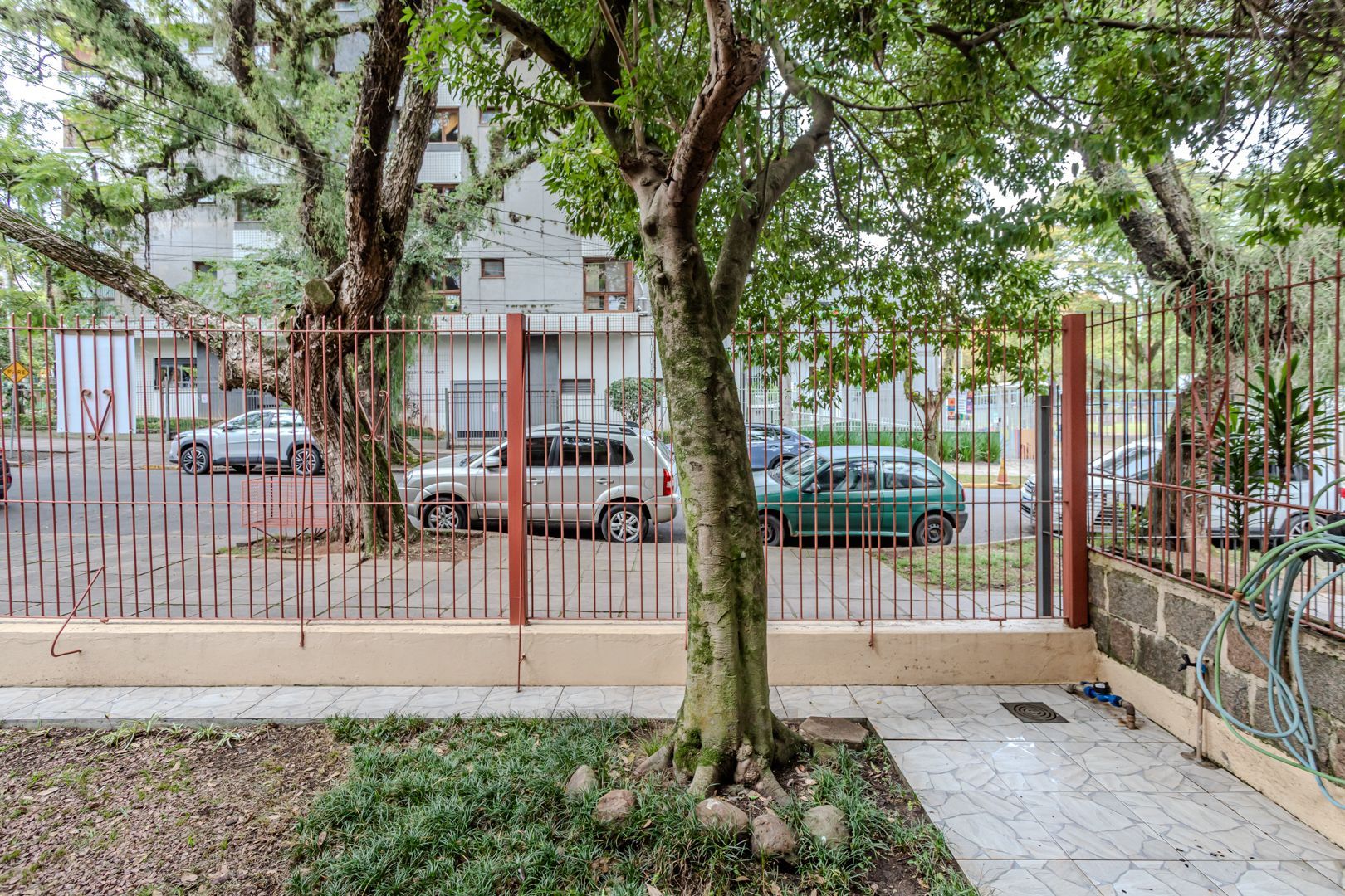 Apartamento no bairro Petrópolis de 2 dormitórios térreo com pátio DESOCUPADO — foto 4