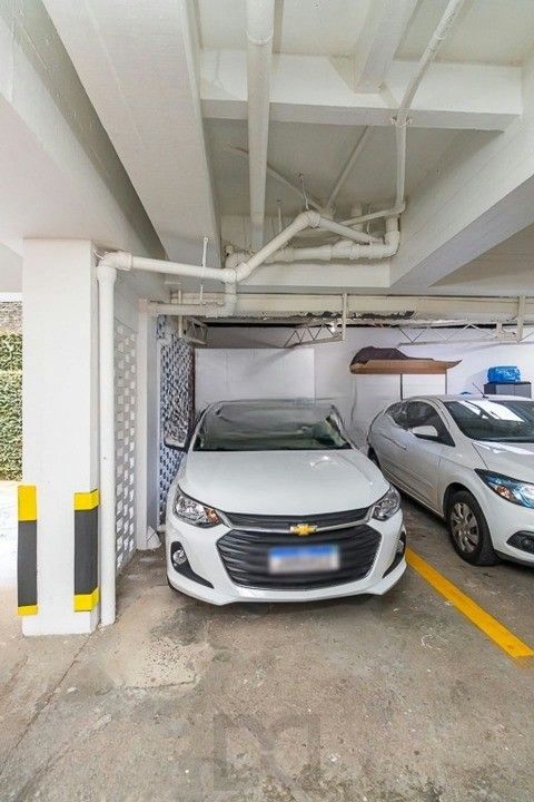 Formidável apartamento com 3 dormitórios (2 deles são suíte), peças amplas e bem iluminadas, banheiro auxiliar e cozinha com área de serviço separada. Dispõe de uma vaga de garagem coberta. Edifício com elevador e sistema de segurança por câmeras. — foto 9