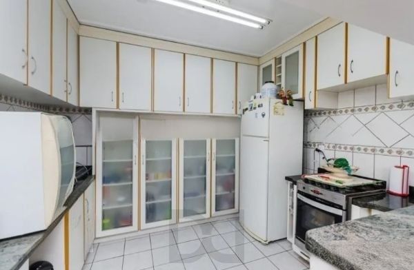Casa / sobrado no bairro Jardim Itu de 3 dormitórios e pátio com piscina — foto 16