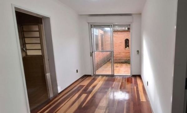 Apartamento de 2 dormitórios no bairro Teresópolis térreo com pátio DESOCUPADO — foto 2