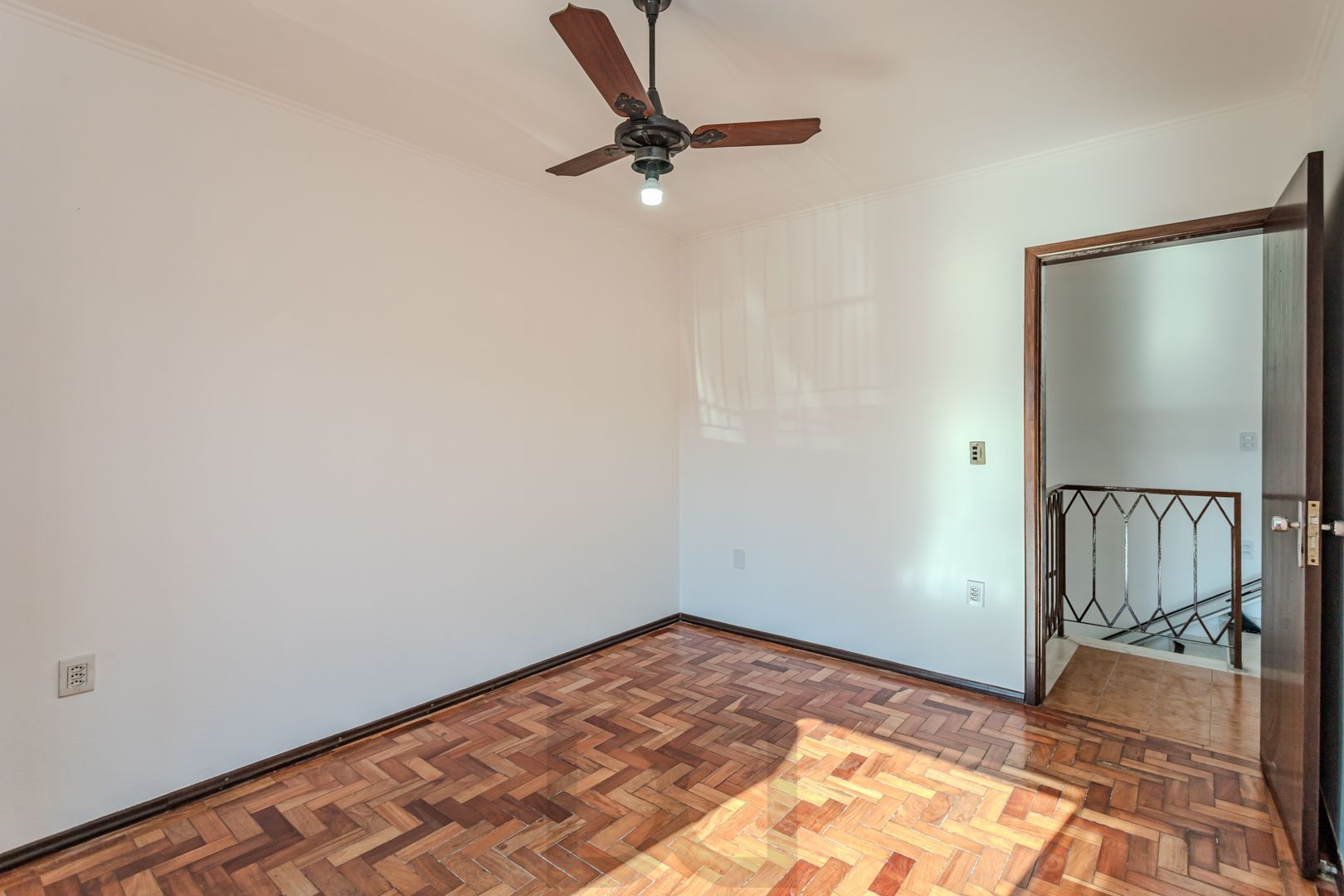 Casa no Partenon com 4 dormitórios e 4 vagas DESOCUPADA — foto 26