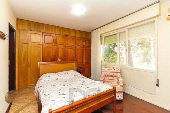 Formidável apartamento com 3 dormitórios (2 deles são suíte), peças amplas e bem iluminadas, banheiro auxiliar e cozinha com área de serviço separada. Dispõe de uma vaga de garagem coberta. Edifício com elevador e sistema de segurança por câmeras. — foto 11