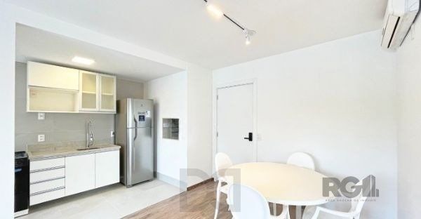 Apartamento no bairro Auxiliadora de 2 dormitórios vaga e infra DESOCUPADO — foto 4
