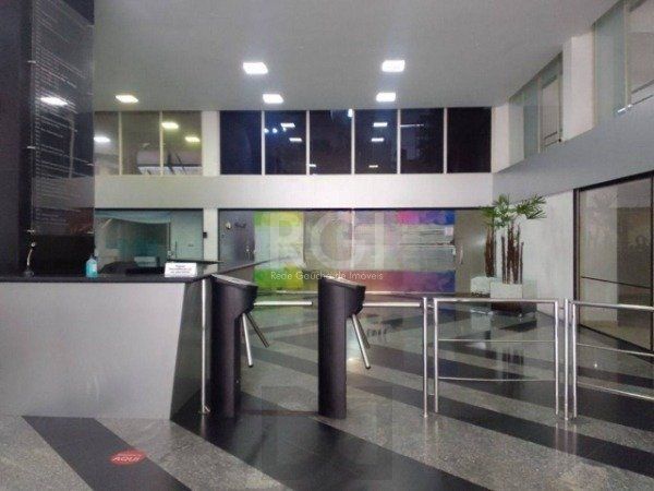 Sala comercial na Av Carlos Gomes com sacada DESOCUPADA — foto 18