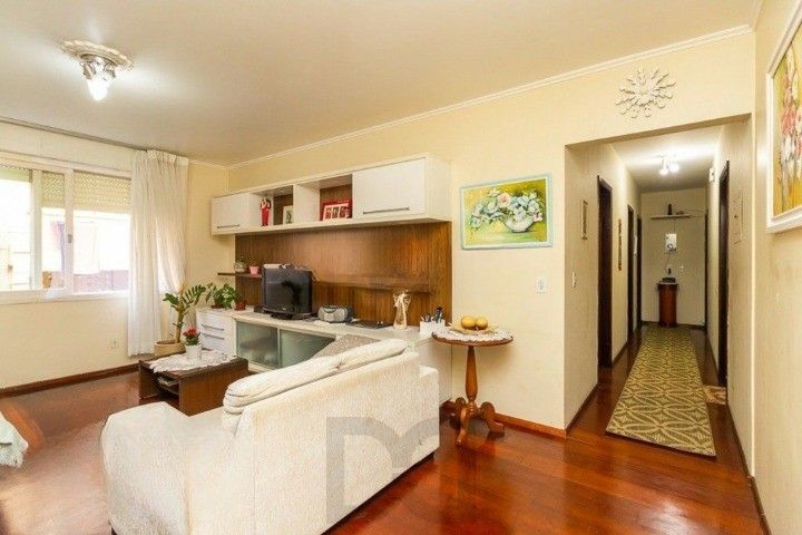 Formidável apartamento com 3 dormitórios (2 deles são suíte), peças amplas e bem iluminadas, banheiro auxiliar e cozinha com área de serviço separada. Dispõe de uma vaga de garagem coberta. Edifício com elevador e sistema de segurança por câmeras. — foto 1