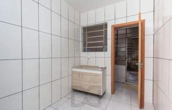 Apartamento de 2 dormitórios térreo DESOCUPADO no bairro Praia de Belas — foto 4