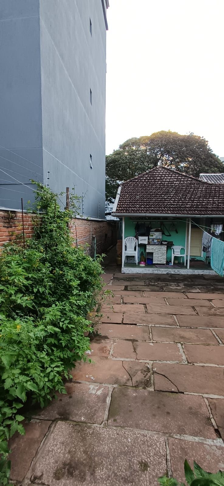 Vende-se casa de madeira, com dois dormitórios, banheiro, sala e cozinha. Localização privilegiada no bairro Jardim Botânico. Área do terreno com 6,6mx44m. — foto 7