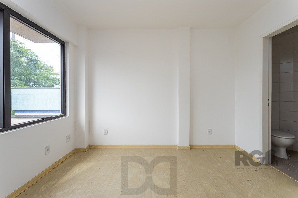 Sala Comercial no Menino Deus desocupada — foto 8