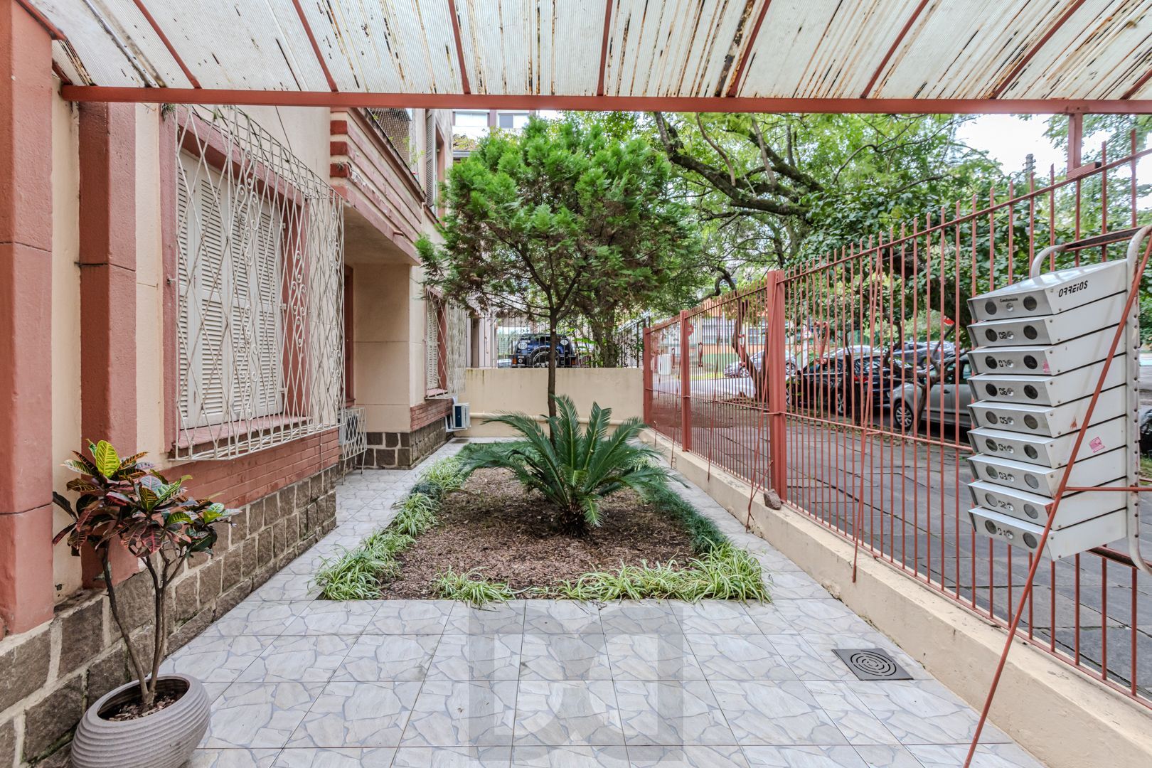 Apartamento no bairro Petrópolis de 2 dormitórios térreo com pátio DESOCUPADO — foto 1