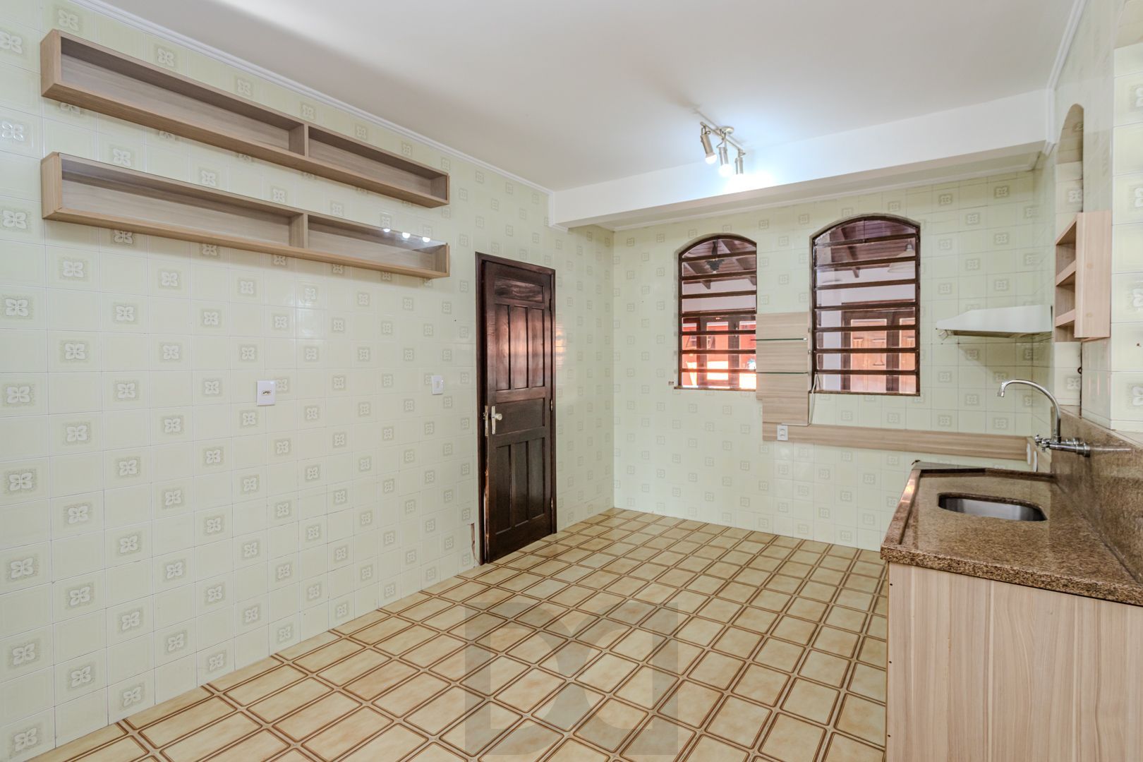 Casa no Partenon com 4 dormitórios e 4 vagas DESOCUPADA — foto 10