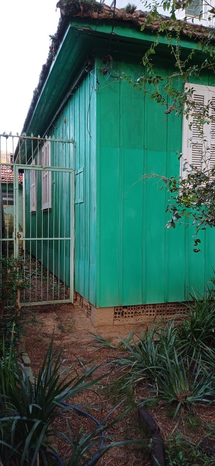 Vende-se casa de madeira, com dois dormitórios, banheiro, sala e cozinha. Localização privilegiada no bairro Jardim Botânico. Área do terreno com 6,6mx44m. — foto 16