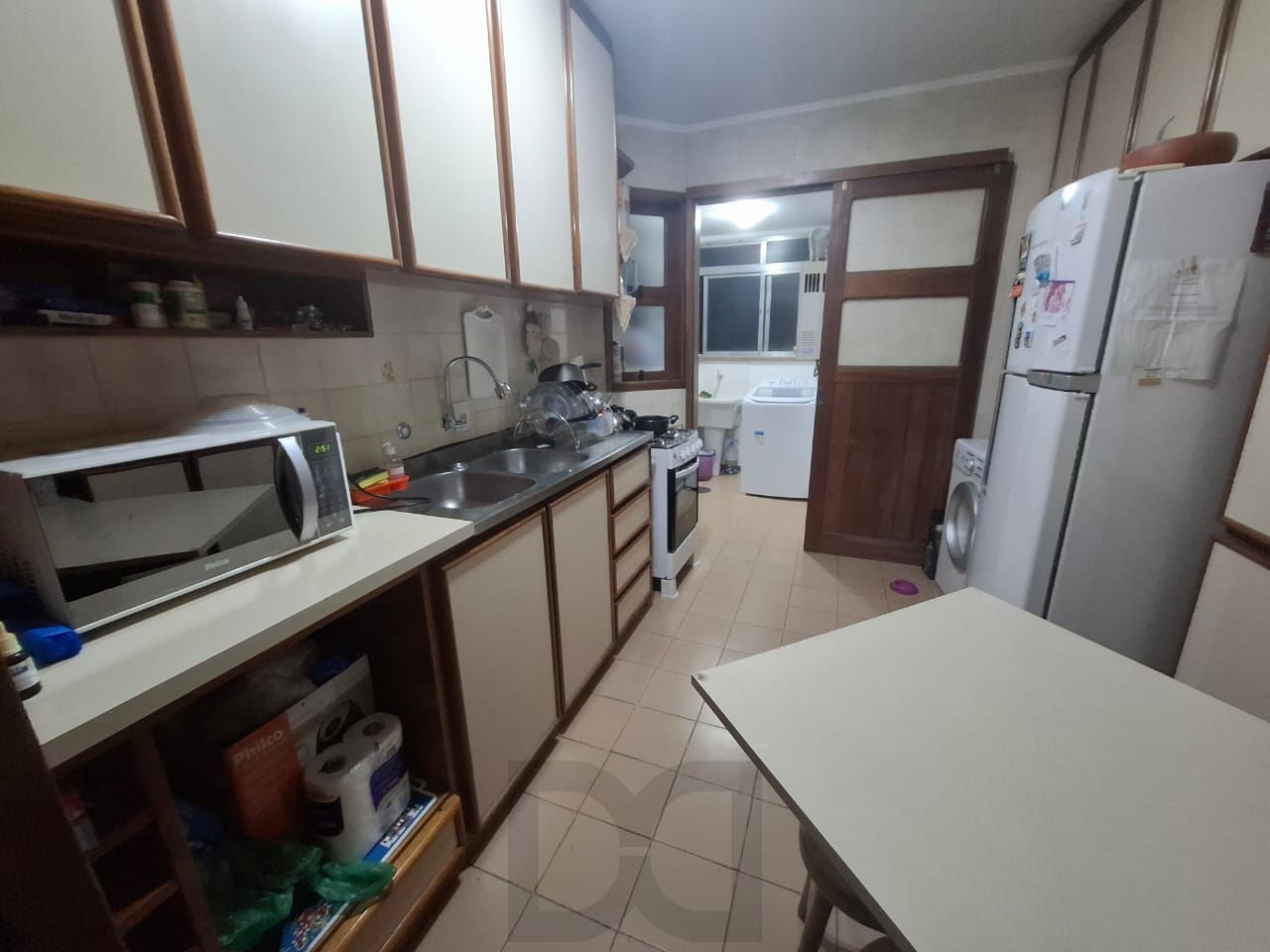 Apartamento para venda, composto por 2 dormitórios sendo 1 suíte, living com sacada integrada e 1 vaga de garagem coberta. — foto 4