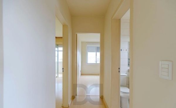 Apartamento na Medianeira de 2 dormitórios e vaga DESOCUPADO — foto 4