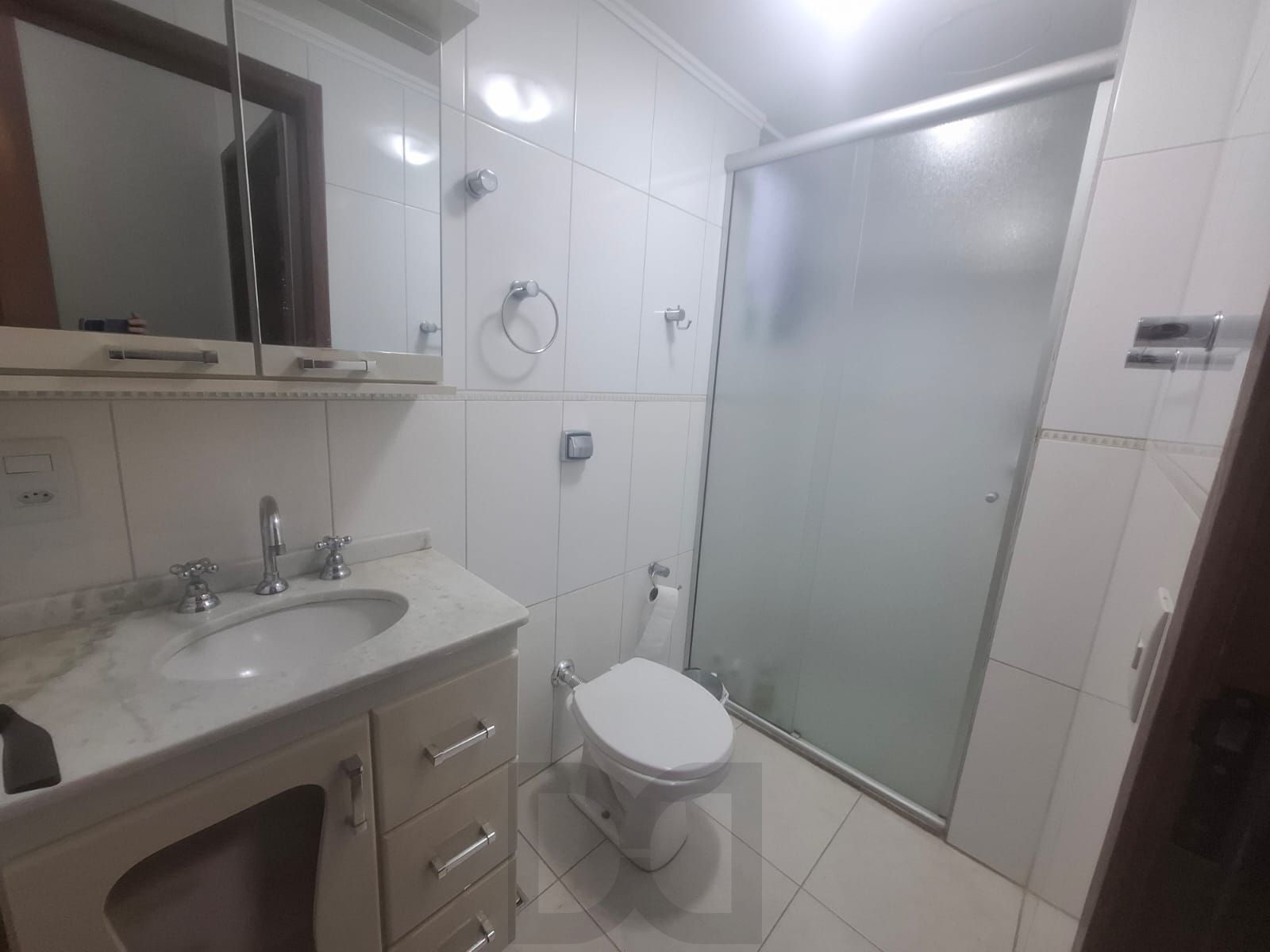 Apartamento para venda, composto por 2 dormitórios sendo 1 suíte, living com sacada integrada e 1 vaga de garagem coberta. — foto 7