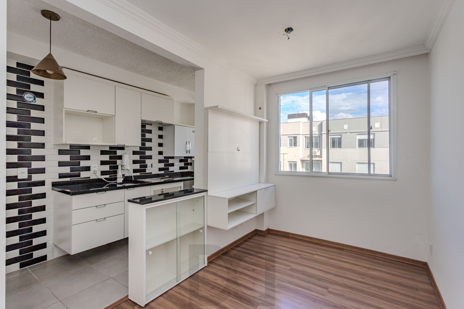 Apartamento no Sarandi de 2 dormitórios vaga e infra DESOCUPADO — foto 1