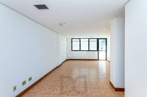 Sala comercial na Av Carlos Gomes com sacada DESOCUPADA — foto 4