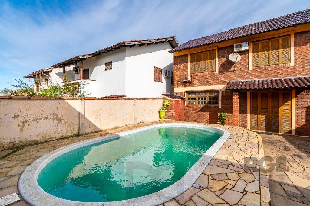 Casa sobrado na zona norte de 3 dormitórios 3 vagas e piscina — foto 1