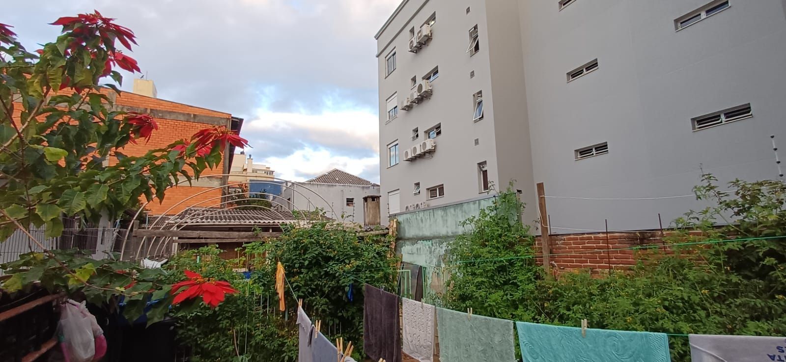 Vende-se casa de madeira, com dois dormitórios, banheiro, sala e cozinha. Localização privilegiada no bairro Jardim Botânico. Área do terreno com 6,6mx44m. — foto 9
