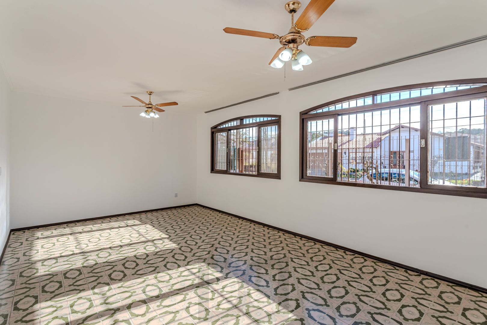 Casa no Partenon com 4 dormitórios e 4 vagas DESOCUPADA — foto 3