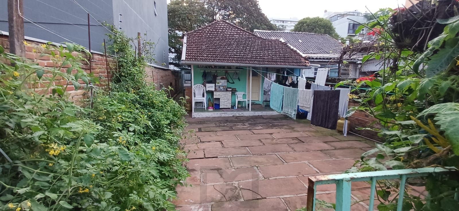 Vende-se casa de madeira, com dois dormitórios, banheiro, sala e cozinha. Localização privilegiada no bairro Jardim Botânico. Área do terreno com 6,6mx44m. — foto 8