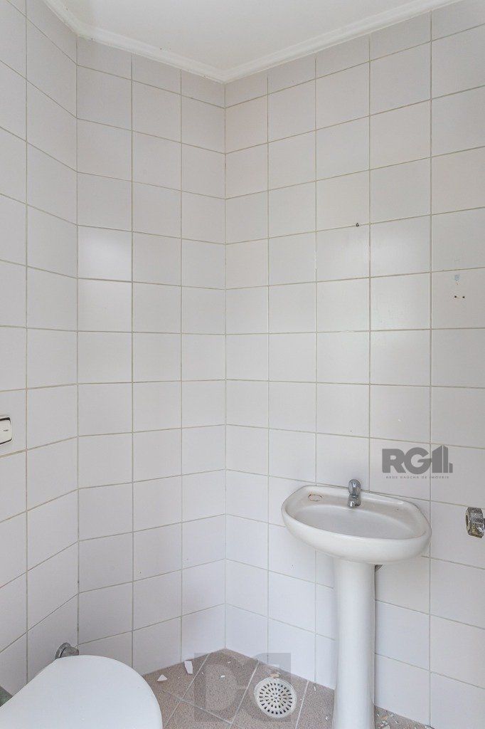 Sala Comercial no Menino Deus desocupada — foto 11