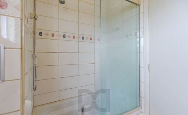 Apartamento na Medianeira de 2 dormitórios e vaga DESOCUPADO — foto 11