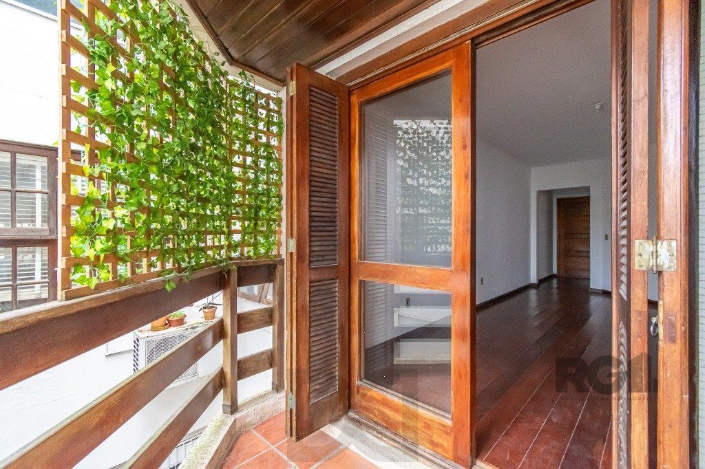 Apartamento no bairro Petrópolis de 2 dormitórios e vaga — foto 2