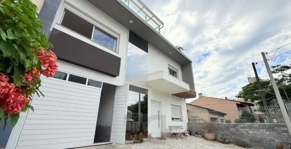 Sobrado no bairro Vila Ipiranga de 4 dormitórios e 4 vagas — foto 1