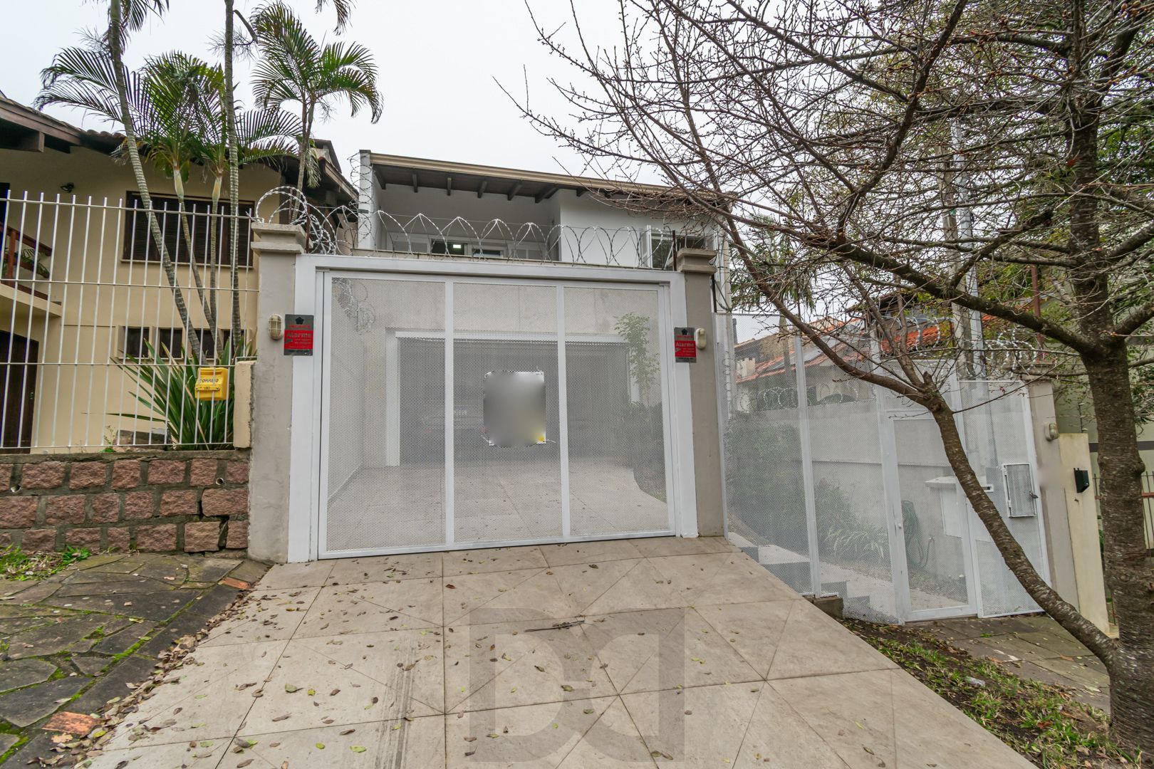 Casa sobrado no bairro Cristal de 3 dormitórios e 3 vagas DESOCUPADA — foto 1