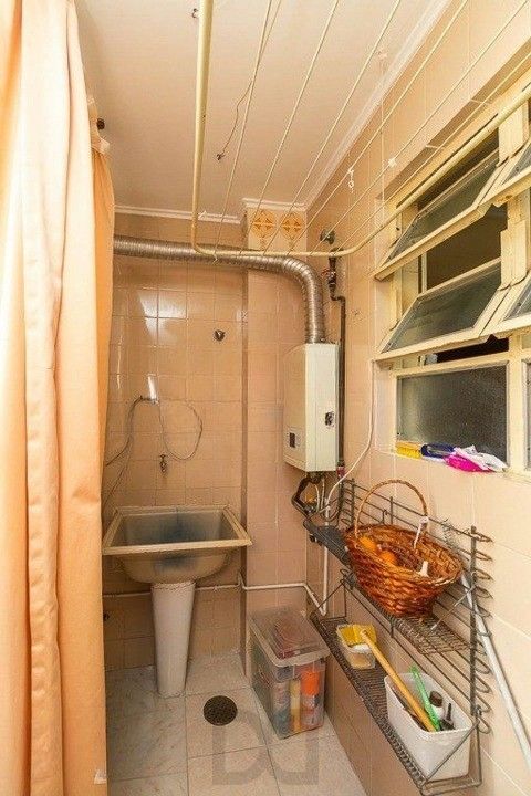 Formidável apartamento com 3 dormitórios (2 deles são suíte), peças amplas e bem iluminadas, banheiro auxiliar e cozinha com área de serviço separada. Dispõe de uma vaga de garagem coberta. Edifício com elevador e sistema de segurança por câmeras. — foto 7