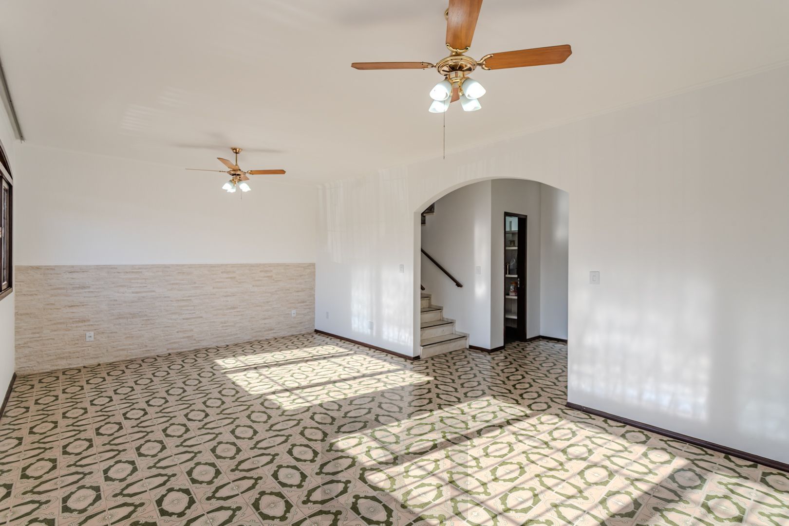 Casa no Partenon com 4 dormitórios e 4 vagas DESOCUPADA — foto 4