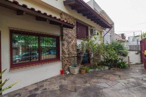 Casa para Venda de 3 dormitórios 6 vagas no bairro Chácara das Pedras — foto 2