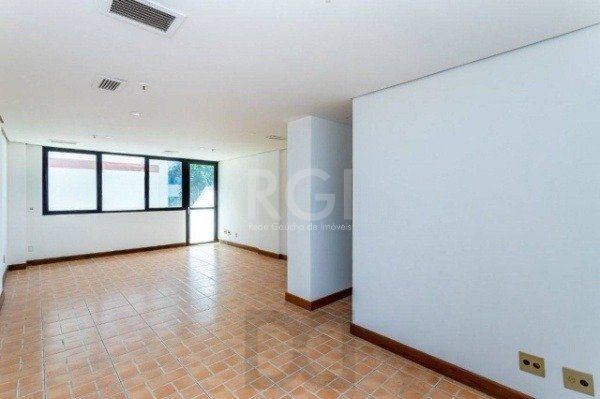 Sala comercial na Av Carlos Gomes com sacada DESOCUPADA — foto 1