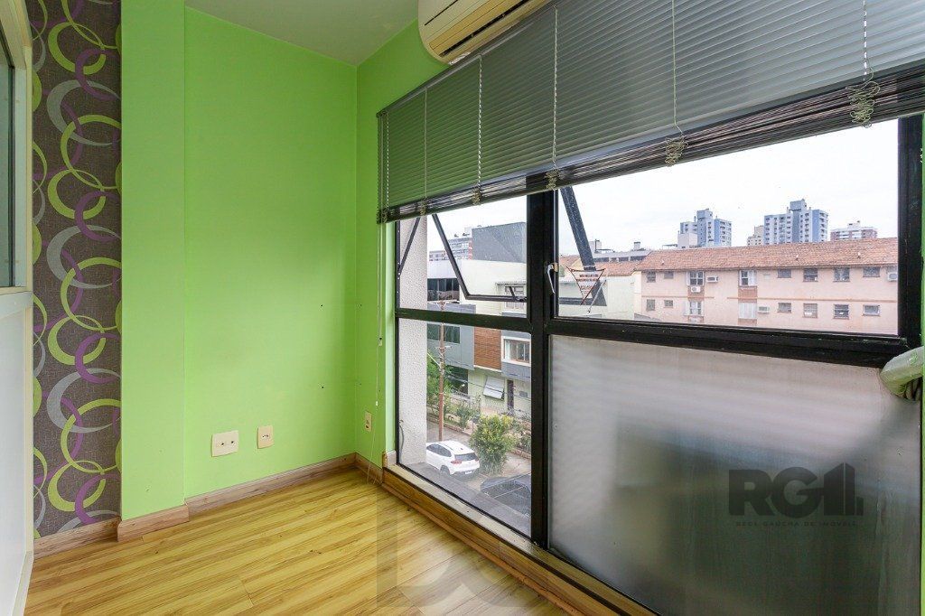 Sala comercial no Menino Deus desocupada — foto 15