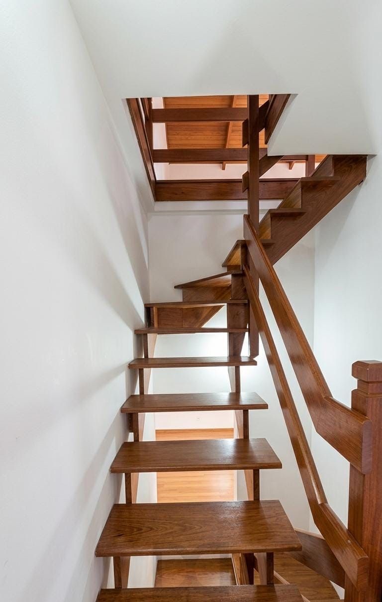 Apresentamos esta excelente casa no bairro Jardim Itu, em Porto Alegre, com 175m² privativos, perfeita para quem busca amplitude, conforto e qualidade de vida em uma região tranquila e valorizada. — foto 23