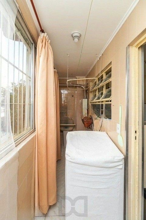 Formidável apartamento com 3 dormitórios (2 deles são suíte), peças amplas e bem iluminadas, banheiro auxiliar e cozinha com área de serviço separada. Dispõe de uma vaga de garagem coberta. Edifício com elevador e sistema de segurança por câmeras. — foto 12
