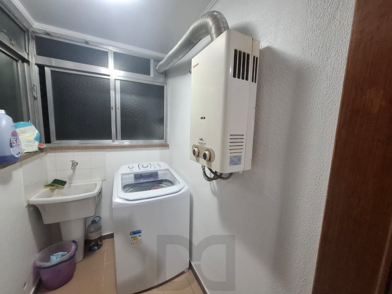 Apartamento para venda, composto por 2 dormitórios sendo 1 suíte, living com sacada integrada e 1 vaga de garagem coberta. — foto 6